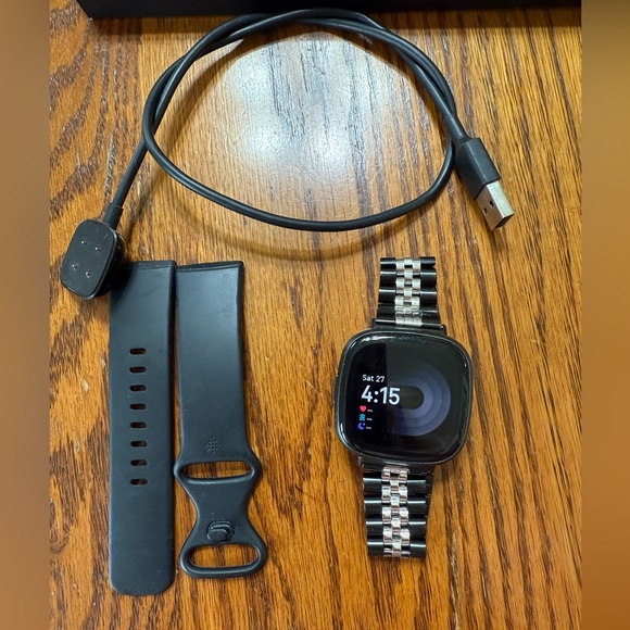 Fitbit Versa 4 With Watch Band And Charger - Picture 3 of 6